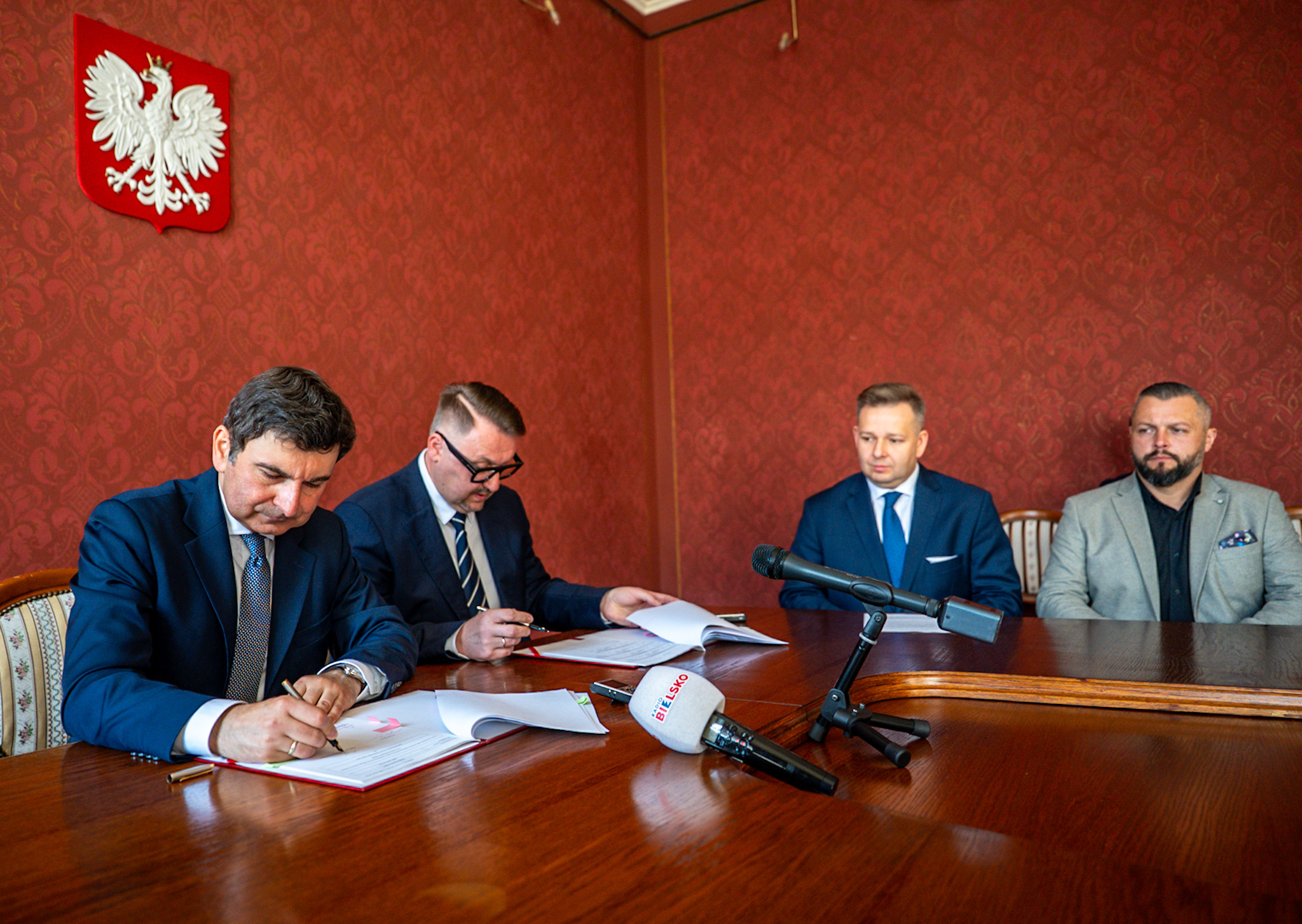 Wojewoda Śląski i Prezydent Bielska-Białej podpisują umowę.
