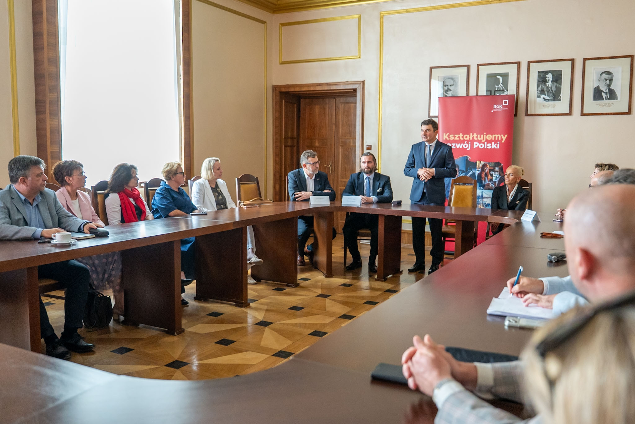 Wojewoda Śląski przemawia podczas spotkania z samorządowcami.