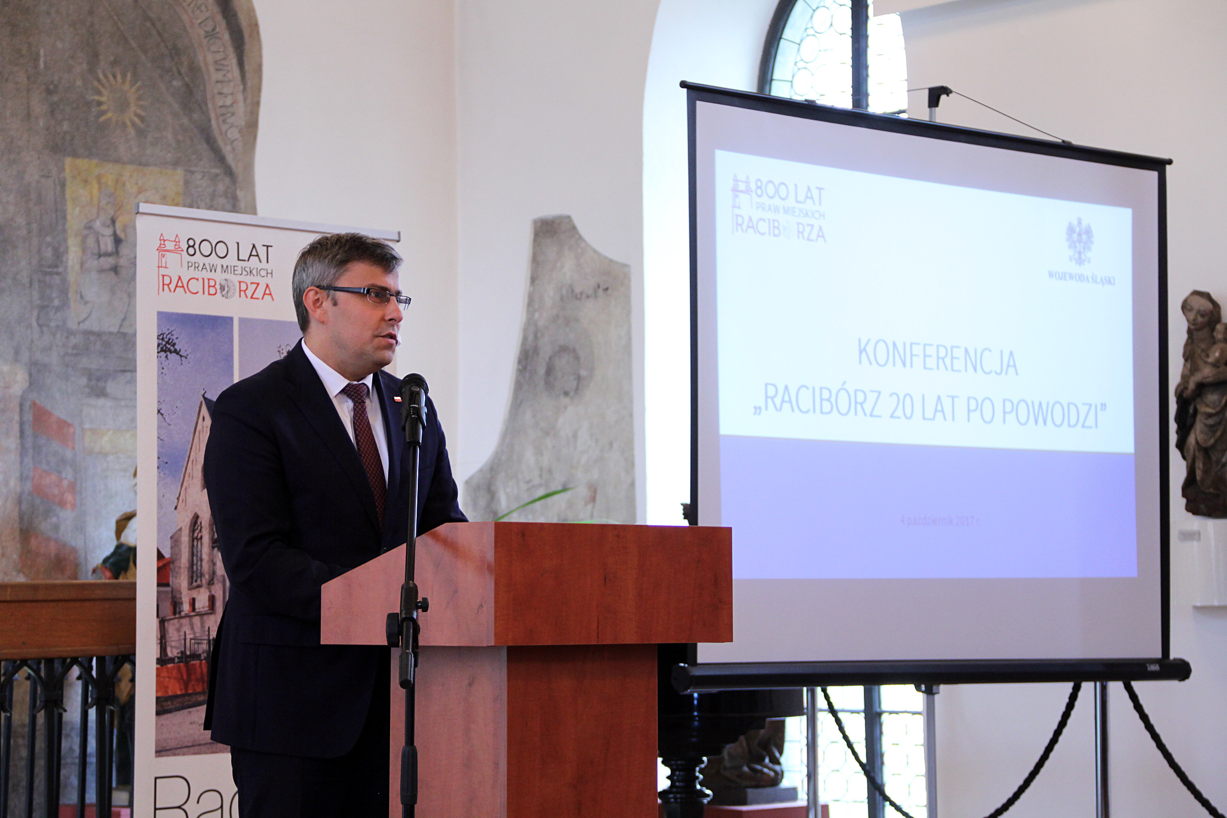 Wojewoda Jarosław Wieczorek otwiera konferencję w Raciborzu