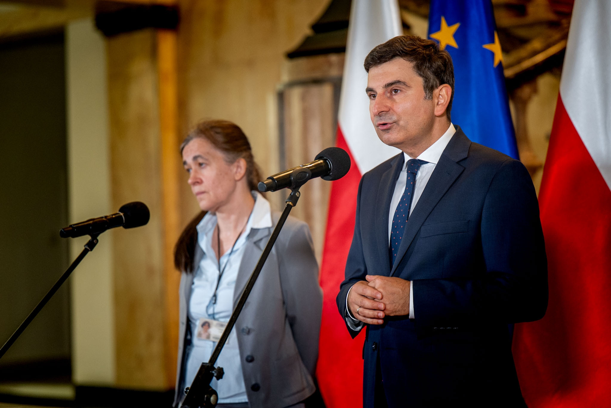 Wojewoda Śląski mówi podczas briefingu prasowego. W tle Dyrektor Wydziału Rozwoju i Współpracy Terytorialnej.
