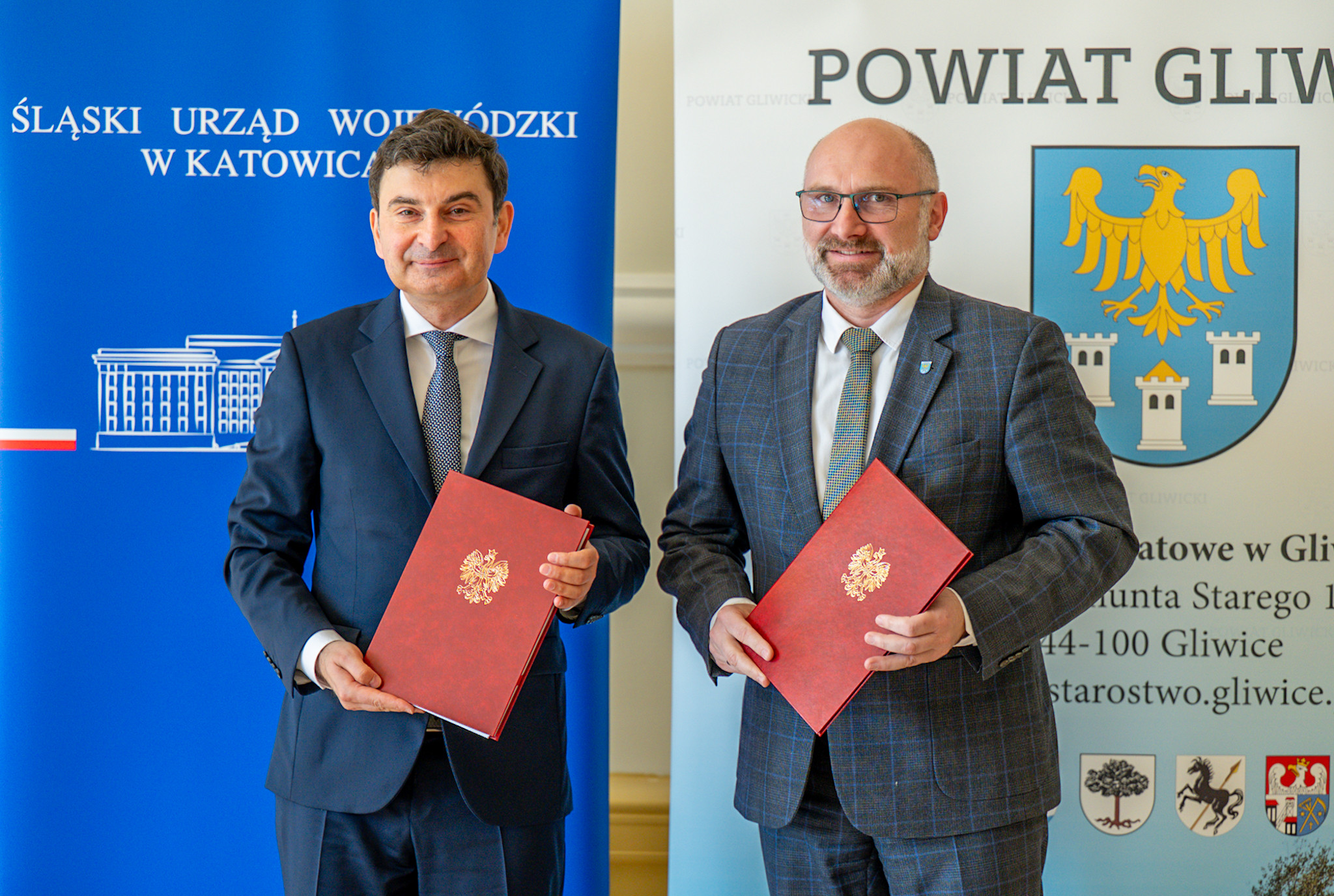 Wojewoda Śląski ze Starostą Gliwickim po podpisaniu umowy.