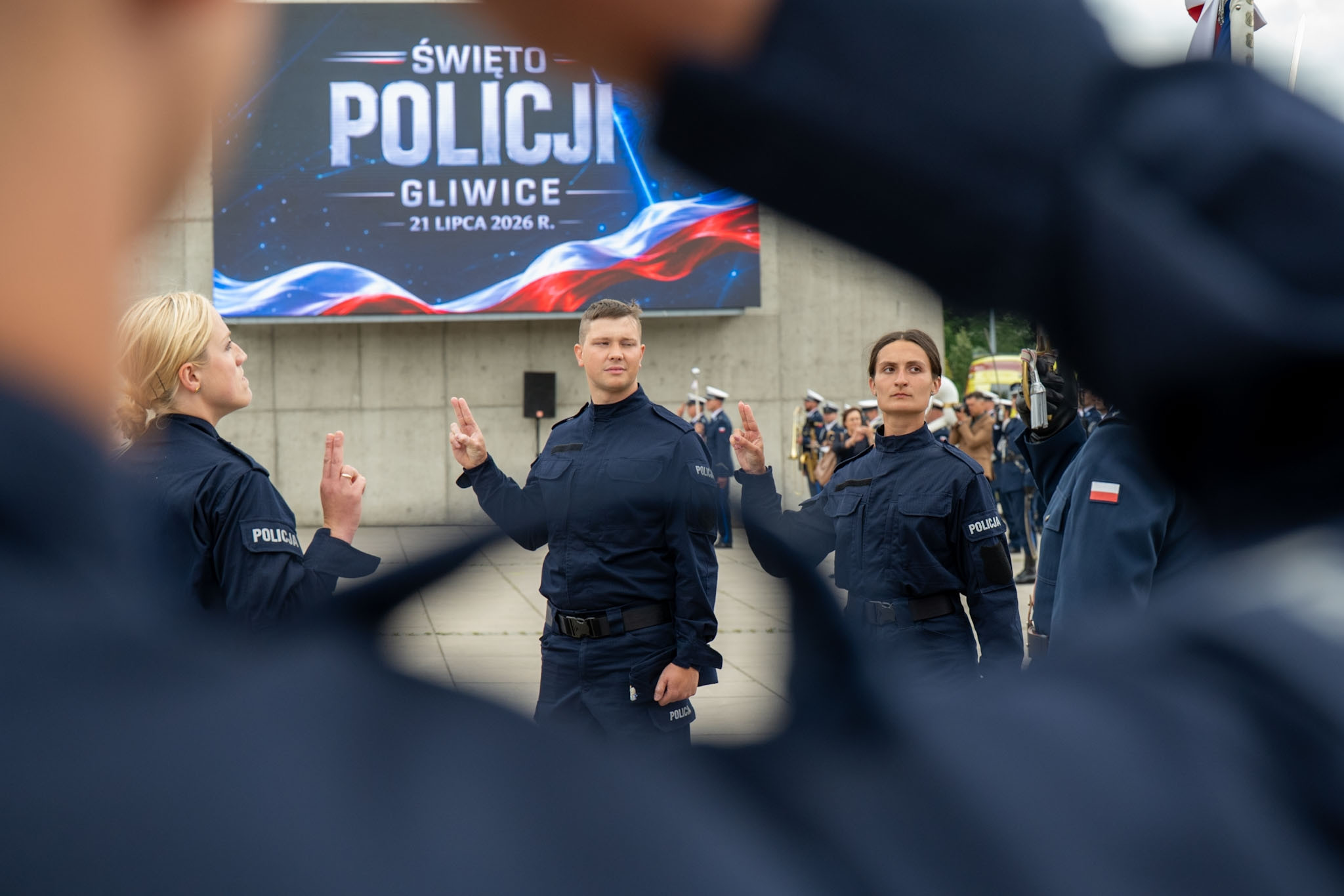 Policjanci ślubujący podczas wydarzenia.