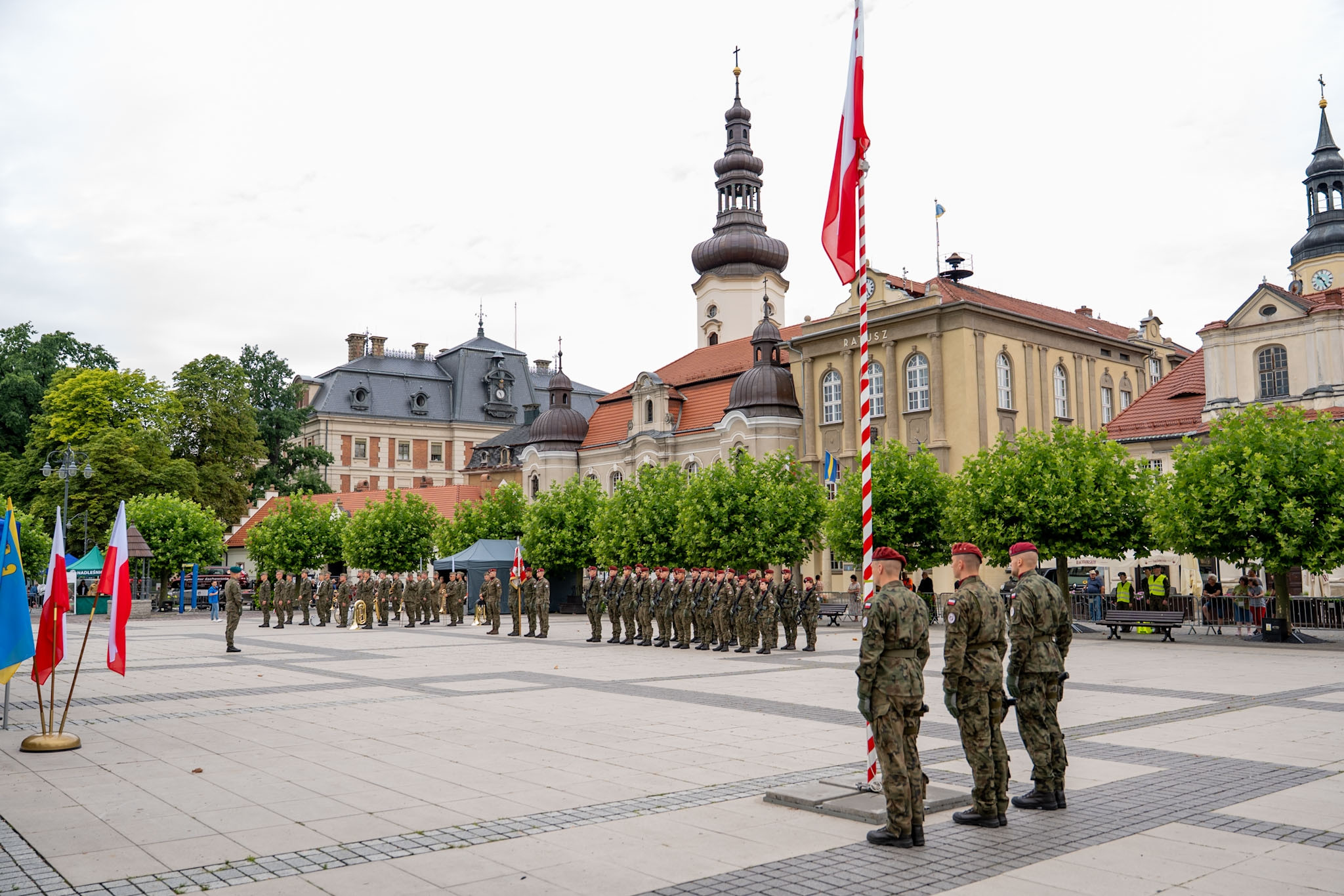 Rynek w Pszczynie podczas obchodów Święta Wojska Polskiego.