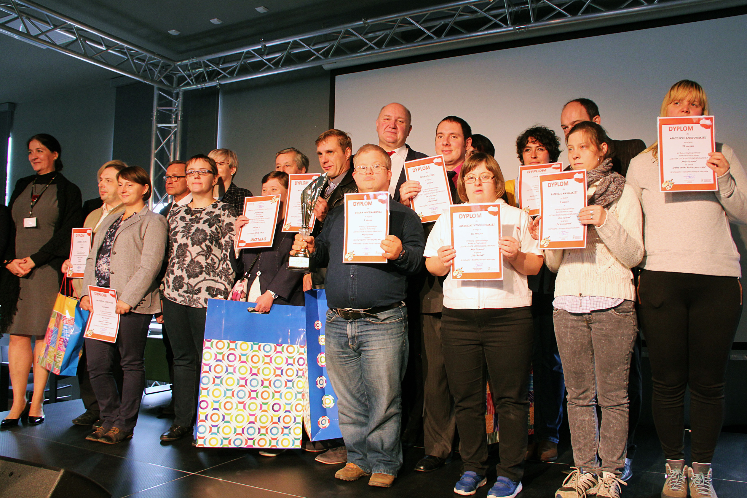 Zdjęcie zbiorowe laureatów konkursu wraz z jurorami, organizatorami i wicewojewodą Janem Chrząszczem /fot. A. Karendał/