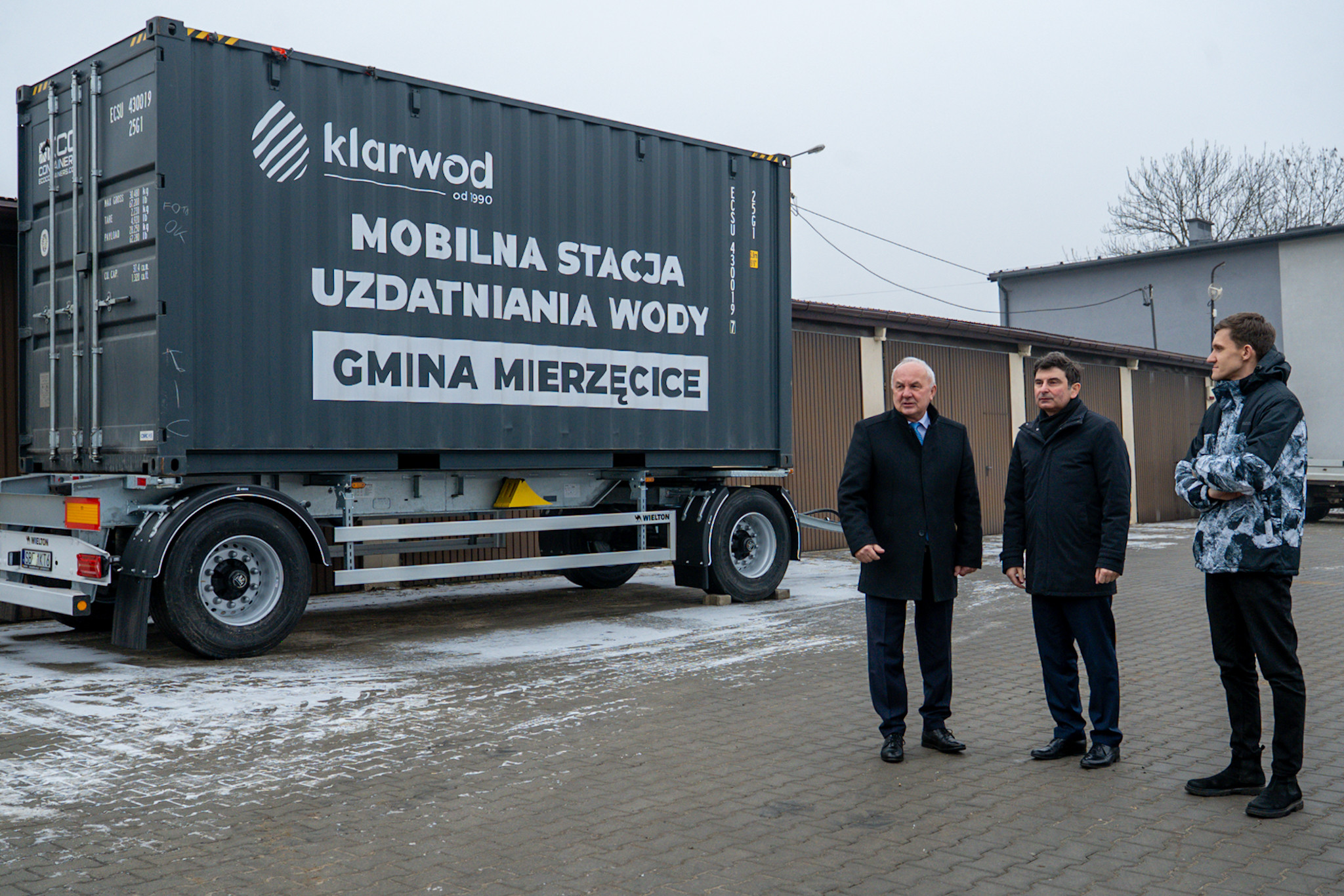 Wojewoda Śląski, Wójt i Poseł na tle mobilnej stacji uzdatnia wody.