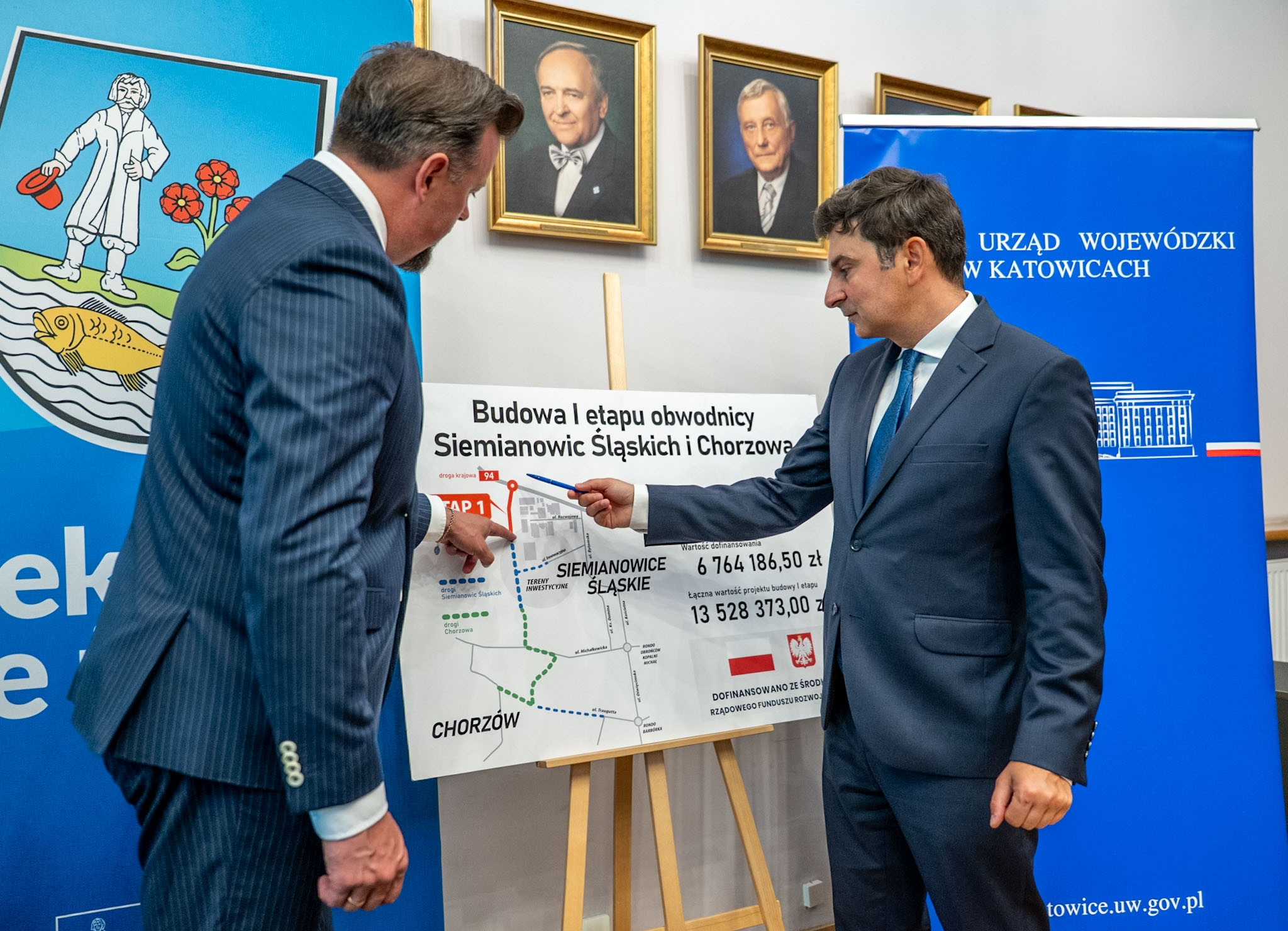 Wojewoda Śląski z Prezydentem Siemianowic Śląskich przy mapie sieci dróg.