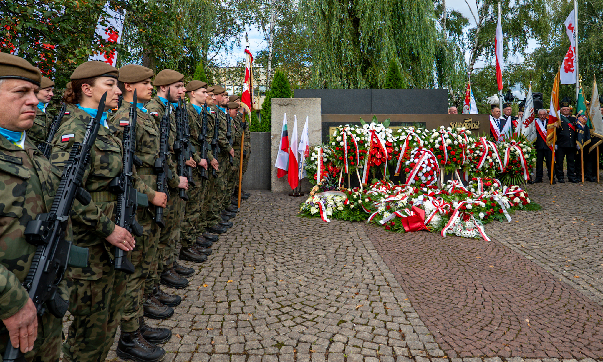 Żołnierze przy pomniku Porozumienia Dąbrowskiego 1980
