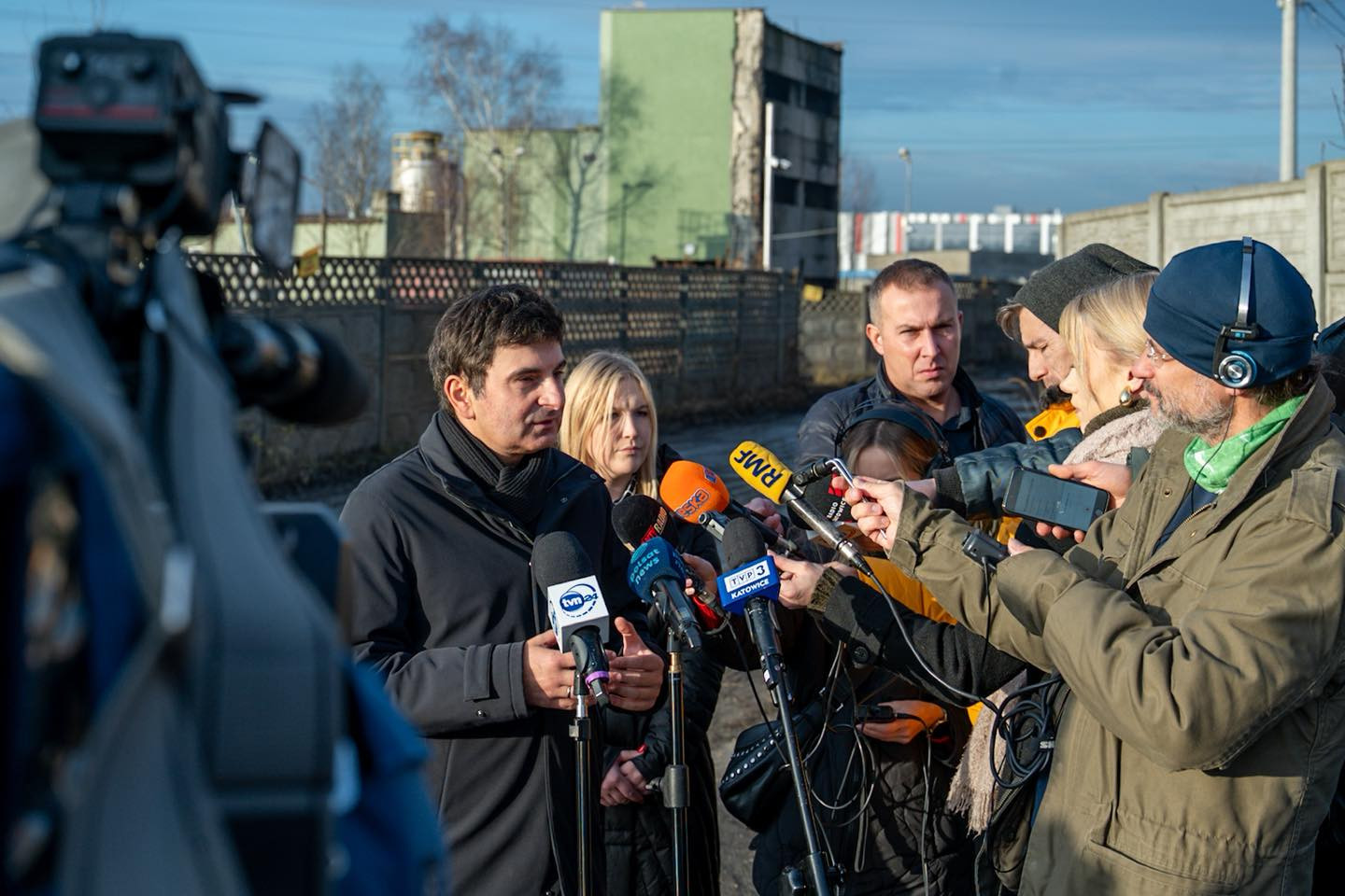 Wojewoda udziela wywiadu dziennikarzom/fot. ŚUW