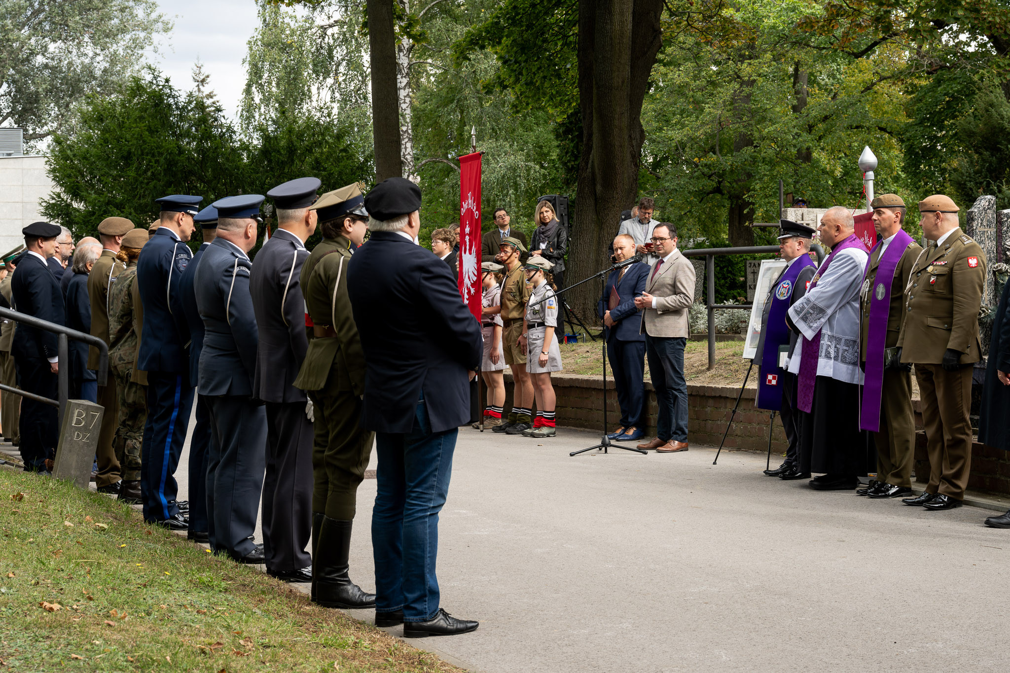Uczestnicy uroczystości na powązkach.