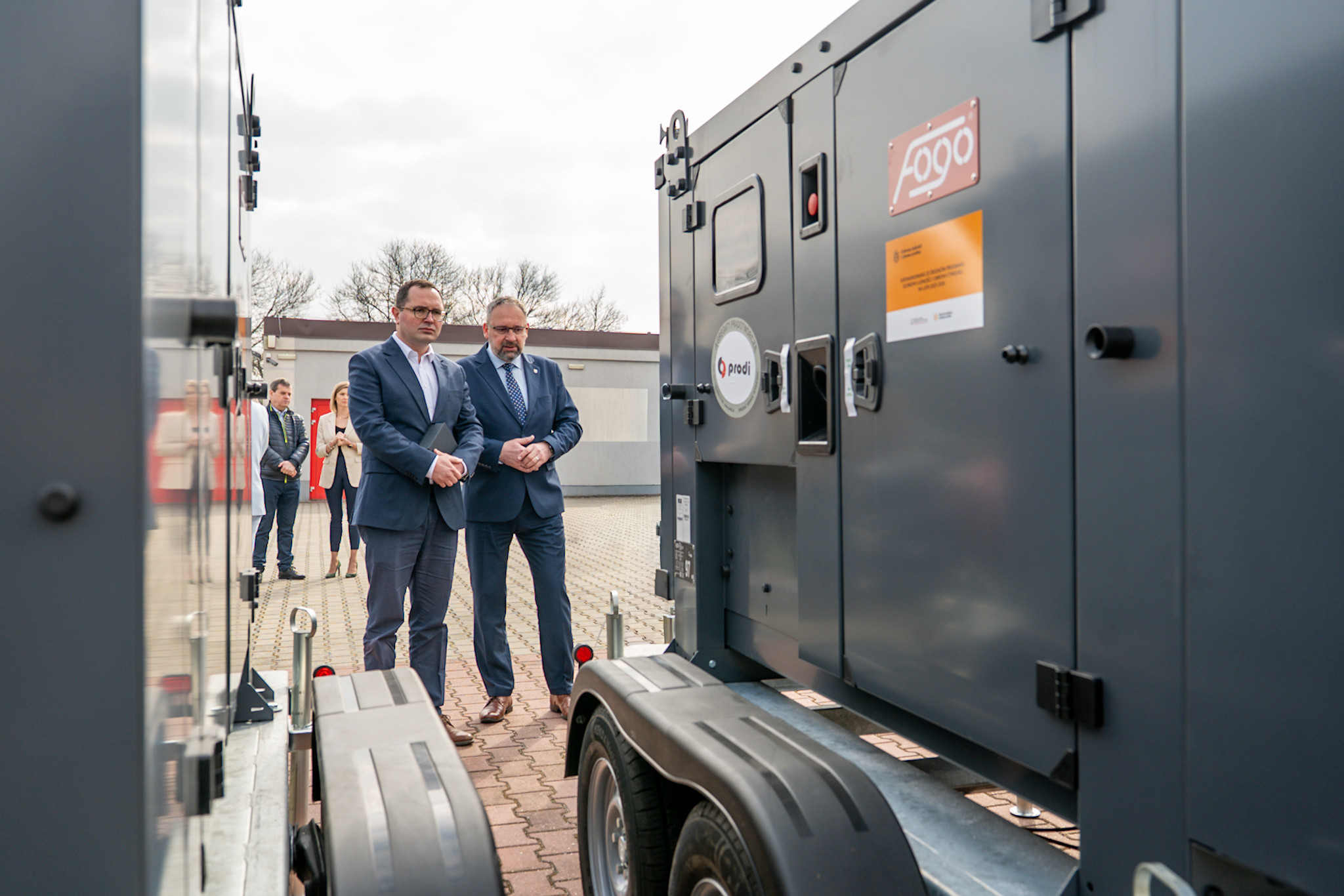 Wicewojewoda Śląski z Wójtem Gminy Nędza oglądają sprzęt.