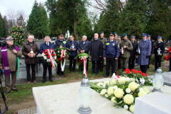Fotogaleria przedstawia składanie przez wojewodów kwiatów oraz zapalanie zniczy na cmentarzach i mogiłach w związku z dniem Wszystkich Świętych
