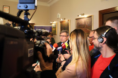 Galeria ze zdjęciami z briefingu ws. realizacji ustawy dekomunizacyjnej, podczas którego wojewoda Jarosław Wieczorek podpisał zarządzenia zmieniające nazwy ulic / fot. A. Karendał/