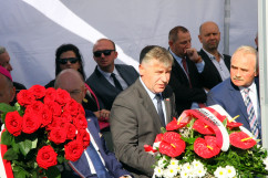 Galeria zawiera zdjęcia z uroczystości odsłonięcia tablicy upamiętniającej wizytę śp. Lecha Kaczyńskiego w koksowni Przyjaźń. Kwiaty pod tablicą złożył m.in. wicewojewoda Mariusz Trepka /fot. K. Kamasiński/