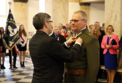 Galeria zdjęć z uroczystości wręczenia odznaczeń państwowych przez wojewodę Jarosława Wieczorka /fot. A. Karendał/