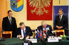 Galeria zdjęć z wizyty roboczej w powiecie żywieckim ministrów Polski i Słowacji odpowiedzialnych za infrastrukturę i transport, w której uczestniczył wicewojewoda Jan Chrząszcz /fot. A. Karendał/