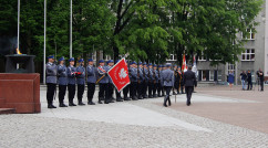 Zdjęcia z uroczystości podniesienia flagi na maszt z okazji Dnia Flagi Rzeczpospolitej Polskiej.