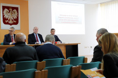 O najnowszej edycji programu „Senior+” i zmianach w systemie pomocy społecznej rozmawiano dziś w bielskiej delegaturze Śląskiego Urzędu Wojewódzkiego. Odwiedzono też klub seniora w Wilamowicach /fot. A. Karendał/