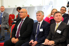 Fotogaleria z uroczystości, podczas której zapowiedziano powstanie nowego zakładu produkcji szkła w Częstochowie. Udział w niej wziął wiceminister rozwoju Tadeusz Kościński i wicewojewoda śląski Mariusz Trepka.