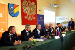 Galeria zdjęć z wizyty roboczej w powiecie żywieckim ministrów Polski i Słowacji odpowiedzialnych za infrastrukturę i transport, w której uczestniczył wicewojewoda Jan Chrząszcz /fot. A. Karendał/