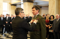 Galeria zdjęć z uroczystości wręczenia odznaczeń państwowych przez wojewodę Jarosława Wieczorka /fot. A. Karendał/
