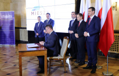 Galeria zdjęć z prezentacji Programu dla Śląska  oraz podpisania umowy w ramach programu Mieszkanie Plus w Śląskim Urzędzie Wojewódzkim /fot. A. Karendał/