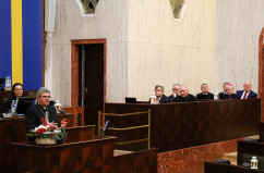 Galeria zdjęć z przekazania Betlejemskiego Światełka Pokoju podczas sesji Sejmiku Województwa Śląskiego /fot. A. Karendał/