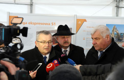 Galeria zdjęć z wizyty roboczej w powiecie żywieckim ministrów Polski i Słowacji odpowiedzialnych za infrastrukturę i transport, w której uczestniczył wicewojewoda Jan Chrząszcz /fot. A. Karendał/