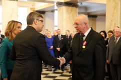 Galeria zdjęć z uroczystości wręczenia odznaczeń państwowych przez wojewodę Jarosława Wieczorka /fot. A. Karendał/
