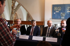 Galeria zawiera zdjęcia z konferencji odbywającej się w związku z 20 rocznicą tzw. powodzi tysiąclecia, która dotknęła m.in. Racibórz. W wydarzeniu wziął udział wojewoda Jarosław Wieczorek