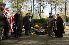 Fotogaleria przedstawia składanie przez wojewodów kwiatów oraz zapalanie zniczy na cmentarzach i mogiłach w związku z dniem Wszystkich Świętych