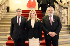 Galeria zdjęć z uroczystości wręczenia odznaczeń państwowych przez wojewodę Jarosława Wieczorka /fot. A. Karendał/