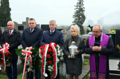 Fotogaleria przedstawia składanie przez wojewodów kwiatów oraz zapalanie zniczy na cmentarzach i mogiłach w związku z dniem Wszystkich Świętych