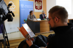 O najnowszej edycji programu „Senior+” i zmianach w systemie pomocy społecznej rozmawiano dziś w bielskiej delegaturze Śląskiego Urzędu Wojewódzkiego. Odwiedzono też klub seniora w Wilamowicach /fot. A. Karendał/