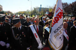 Galeria zawiera zdjęcia z uroczystości odsłonięcia tablicy upamiętniającej wizytę śp. Lecha Kaczyńskiego w koksowni Przyjaźń. Kwiaty pod tablicą złożył m.in. wicewojewoda Mariusz Trepka /fot. K. Kamasiński/