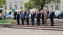 Zdjęcia z uroczystości podniesienia flagi na maszt z okazji Dnia Flagi Rzeczpospolitej Polskiej.