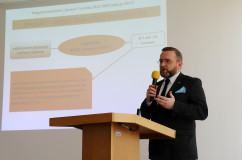 O najnowszej edycji programu „Senior+” i zmianach w systemie pomocy społecznej rozmawiano dziś w bielskiej delegaturze Śląskiego Urzędu Wojewódzkiego. Odwiedzono też klub seniora w Wilamowicach /fot. A. Karendał/
