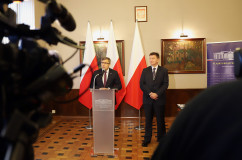Galeria ze zdjęciami z briefingu ws. realizacji ustawy dekomunizacyjnej, podczas którego wojewoda Jarosław Wieczorek podpisał zarządzenia zmieniające nazwy ulic / fot. A. Karendał/