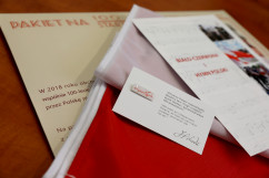 Materiały MSWiA na temat pakietu jubileuszowego oferowanego 18-latków ubiegającym się pierwszy raz o paszport