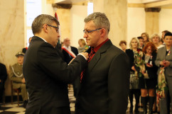 Galeria zdjęć z uroczystości wręczenia odznaczeń państwowych, która odbyła się w westybulu Urzędu /fot. A. Karendał/
