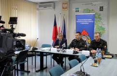 Fotogaleria zawiera zdjęcia z wydarzeń, podczas których wojewoda śląski Jarosław Wieczorek wraz z podległymi służbami omawiał sytuację w województwie po przejściu orkanu 