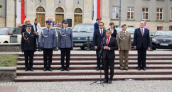Zdjęcia z uroczystości podniesienia flagi na maszt z okazji Dnia Flagi Rzeczpospolitej Polskiej.