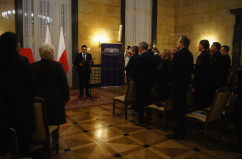 Zdjęcia z uroczystego odsłonięcia znaczka pocztowego Dziewięciu z 