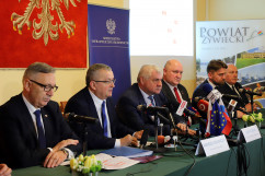 Galeria zdjęć z wizyty roboczej w powiecie żywieckim ministrów Polski i Słowacji odpowiedzialnych za infrastrukturę i transport, w której uczestniczył wicewojewoda Jan Chrząszcz /fot. A. Karendał/