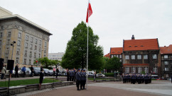 Zdjęcia z uroczystości podniesienia flagi na maszt z okazji Dnia Flagi Rzeczpospolitej Polskiej.