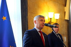 Galeria zdjęć z uroczystości wręczenia nauczycielom medali Komisji Edukacji Narodowej oraz nagród Ministra Edukacji Narodowej i Śląskiego Kuratora Oświaty, z udziałem wicewojewody Mariusza Trepki.