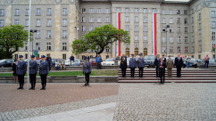 Zdjęcia z uroczystości podniesienia flagi na maszt z okazji Dnia Flagi Rzeczpospolitej Polskiej.