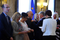 Galeria zdjęć z uroczystości wręczenia nauczycielom medali Komisji Edukacji Narodowej oraz nagród Ministra Edukacji Narodowej i Śląskiego Kuratora Oświaty, z udziałem wicewojewody Mariusza Trepki.