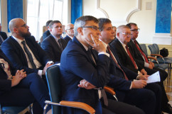 Fotogaleria z sesji Rady Powiatu Gliwickiego z udziałem Wojewody Śląskiego i Dyrektora Generalnego ŚUW, podczas której podpisane zostało porozumienie o utworzeniu Klastra Energii.