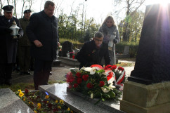 Fotogaleria przedstawia składanie przez wojewodów kwiatów oraz zapalanie zniczy na cmentarzach i mogiłach w związku z dniem Wszystkich Świętych