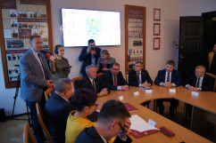 Fotogaleria z sesji Rady Powiatu Gliwickiego z udziałem Wojewody Śląskiego i Dyrektora Generalnego ŚUW, podczas której podpisane zostało porozumienie o utworzeniu Klastra Energii.